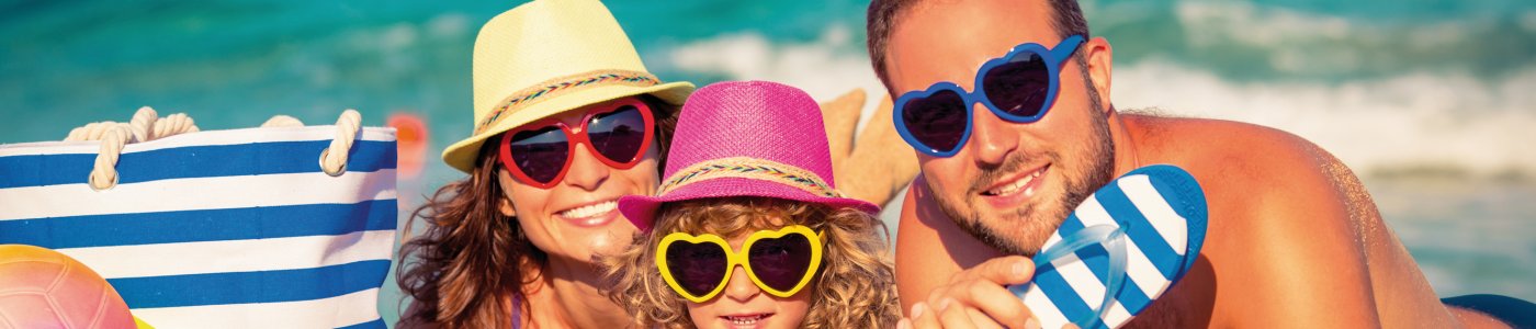 Familienurlaub am Strand © Sunny studio-stock.adobe.com