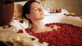 Entspannung im Rosenblütenbad © Günter Menzl-stock.adobe.com