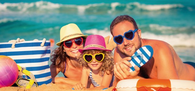 Familienurlaub am Strand © Sunny studio-stock.adobe.com